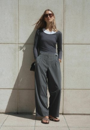 Next, BARREL LEG TROUSERS WITH BUTTON HEM - Stoffhose - grey pinstripe