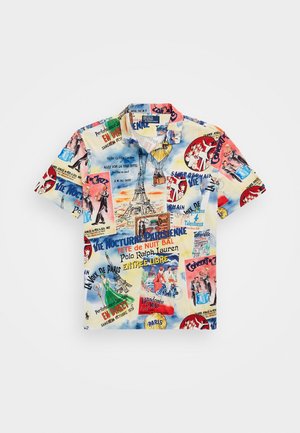 Camisa de manga corta con un collage colorido de ilustraciones, textos y gráficos temáticos parisinos sobre un fondo claro.