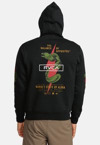 Zwarte hoodie met een slanggraphic en een rood bliksemschicht-ontwerp op de achterkant. "RVCA" logo in een witte doos, met tekst eronder.