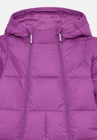 Chaqueta de plumas en un brillante color púrpura, con capucha, cierre central de cremallera y diseño acolchado con costuras visibles para aportar calidez y estilo.