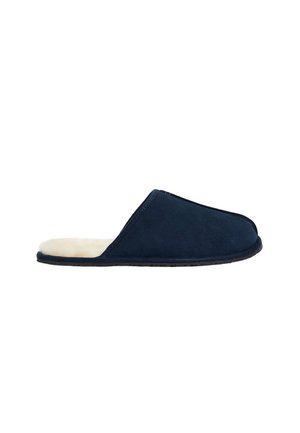 Chausson en suède marine avec un intérieur doux, design à dos ouvert, bout arrondi et semelle en caoutchouc texturé. Style simple et fonctionnel.