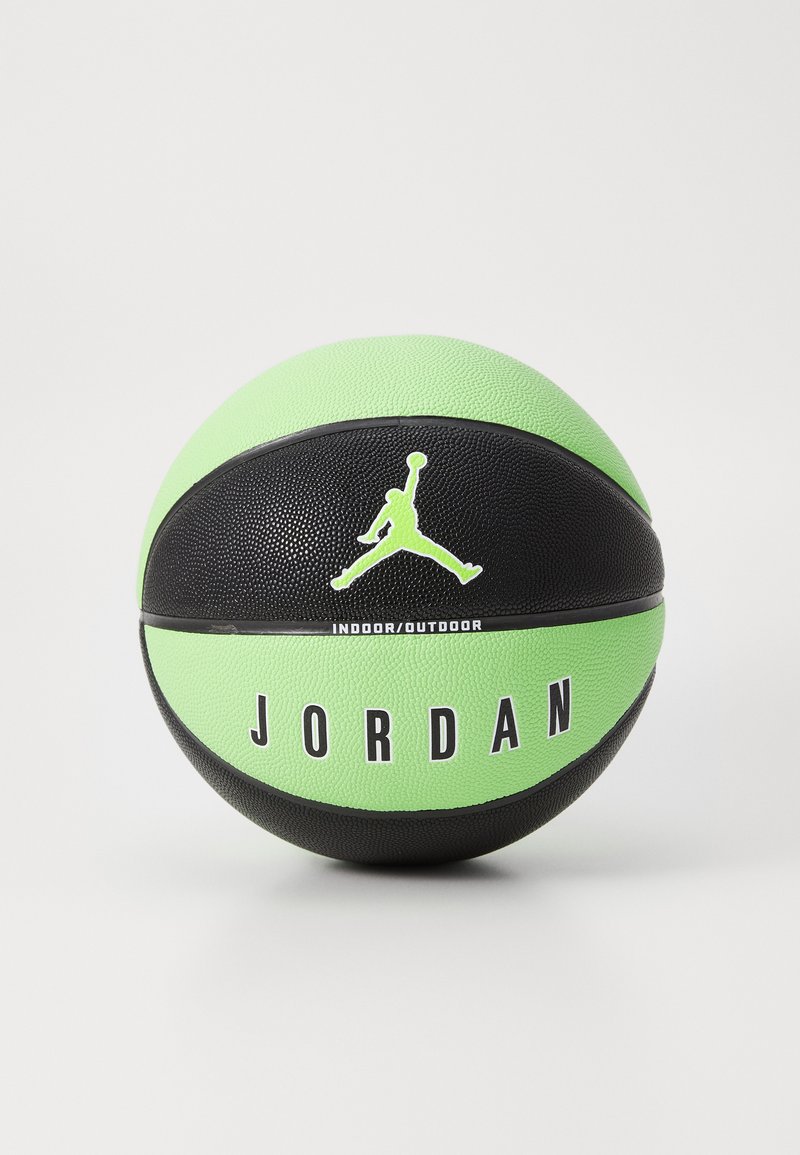 Grøn og sort basketball med tekstureret gummioverflade. Har et Jumpman-logo og teksten "JORDAN" tydeligt vist. Til indendørs/udendørs brug.