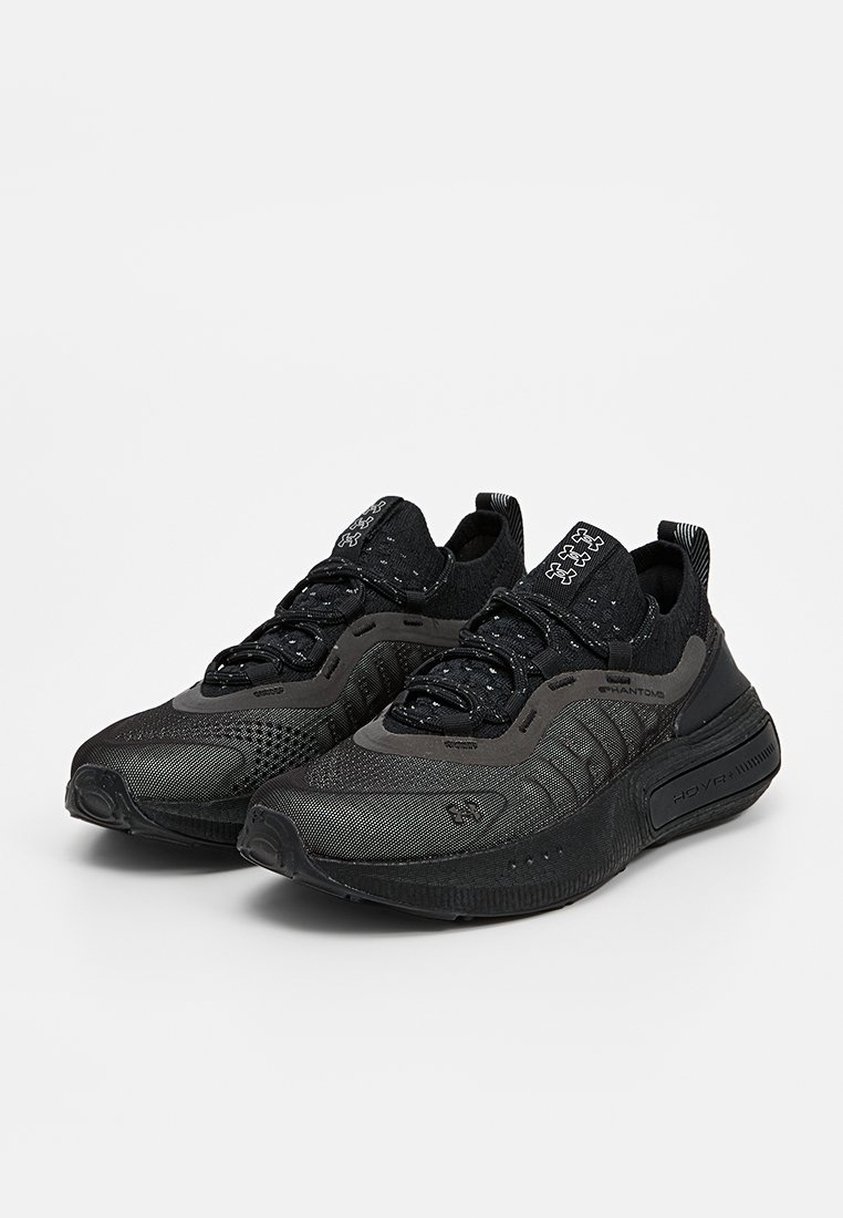 Scarpe da ginnastica nere in tessuto a rete e tessuto testurizzato, con colletto imbottito, lacci con motivo e suola imbottita per un maggiore supporto.