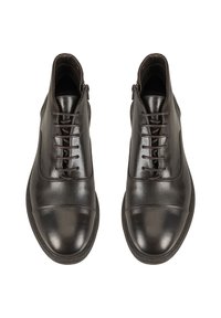 Bottines en cuir verni marron foncé avec embouts ronds, à lacets à l'avant et zips sur les côtés, présentées de dessus sur un fond blanc.