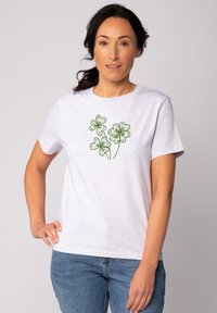 Grijze katoenen T-shirt met korte mouwen, voorzien van een groene klavertje-vier op de voorkant. Ontspannen pasvorm en zachte textuur, geschikt voor casual kleding.