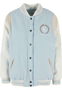 Svetlomodrá univerzitná bunda s krémovými rukávmi, gombíkovým zapínaním, rebrovaným golierom a manžetami, vyšitým logom a bočnými vreckami.