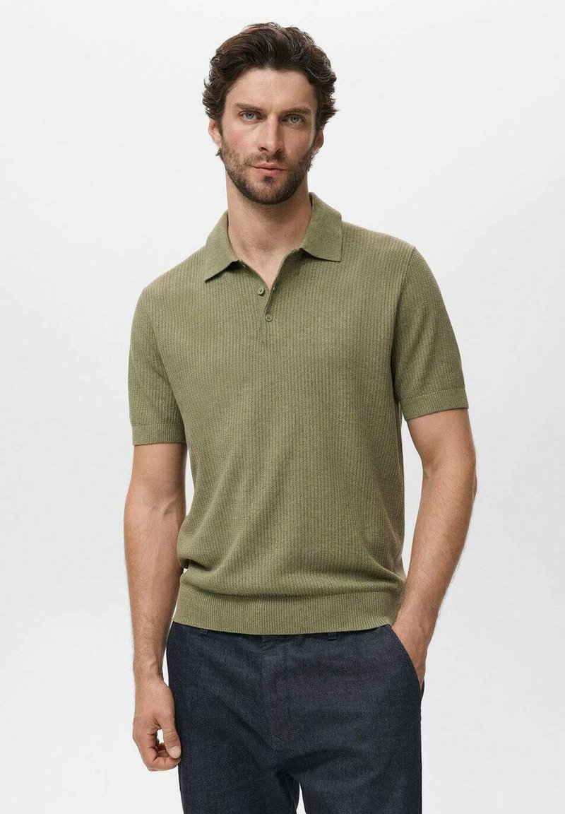 Polo shirt vert à rayures avec des manches courtes, doté d'un col classique et d'une patte de boutonnage à deux boutons. Design minimaliste, texture douce.