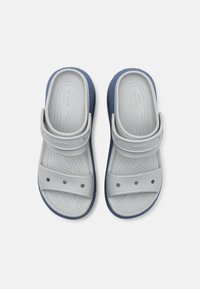 Grå och marinblå slide-sandaler tillverkade av lätt material, med justerbart rem, texturerad fotbädd och ventilationshål.