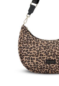 Leopardenmuster Schultertasche in Beige mit schwarzen Akzenten, gesteppten Textur, goldenen Beschlägen und einem verstellbaren schwarzen Tragegurt.