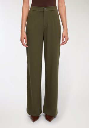 Pantaloni verde oliva tagliati su misura con vita alta, chiusura a un bottone e gambali ampi. Realizzati in tessuto liscio, presentano pieghe frontali.