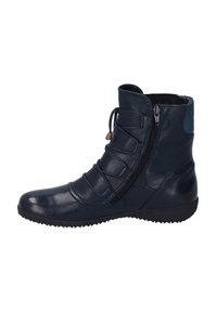Bottine en cuir marine avec fermeture éclair latérale, finition texturée, détails de lacets élastiques et semelle en caoutchouc avec un motif de semelle.