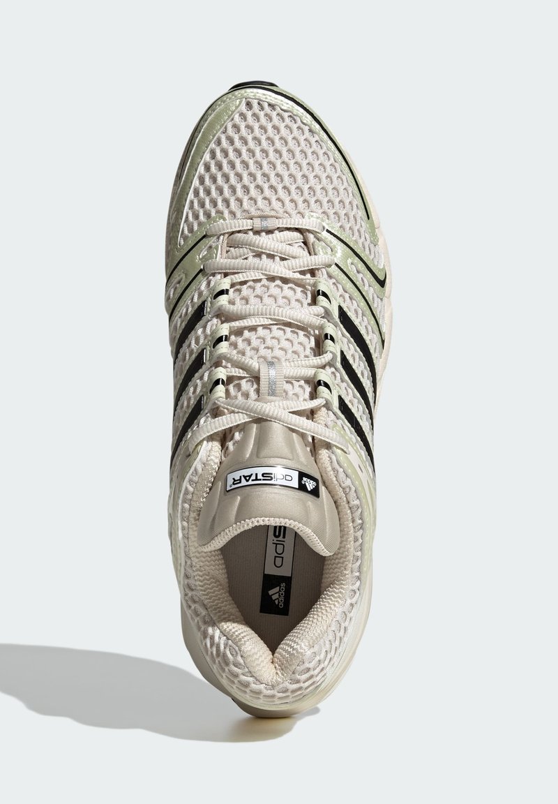 Beige Adidas Sneaker mit schwarzen Streifen, Obermaterial aus Mesh, Schnürsenkel gebunden und "adiSTAR"-Label auf der gepolsterten Lasche, von oben betrachtet.