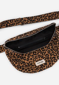 Tasche mit Leopardenmuster aus braunem und schwarzem Stoff, mit einem Reißverschlussöffnung, schwarzem Innenfutter und einem Stofftragegurt. Logo-Anhänger sichtbar.