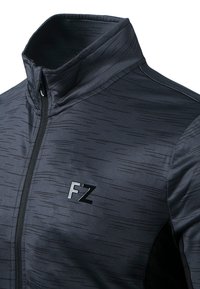 Svart zip-up jacka med hög krage, med texturerade ränder, en stilren design och en reflekterande "FZ"-logotyp på bröstet.