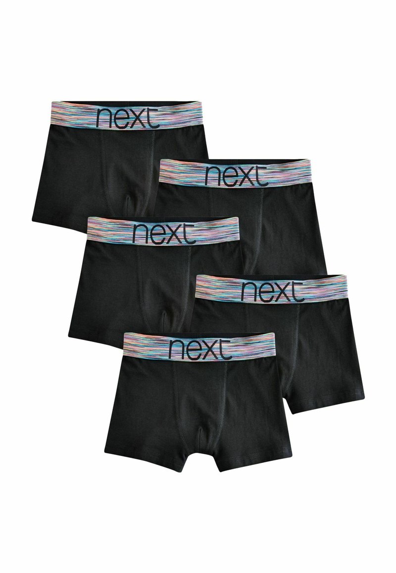 Svarta boxershorts i ett set om fem med ett flerfärgat randigt elastiskt midjeband som har logotypen "next" i svarta bokstäver.