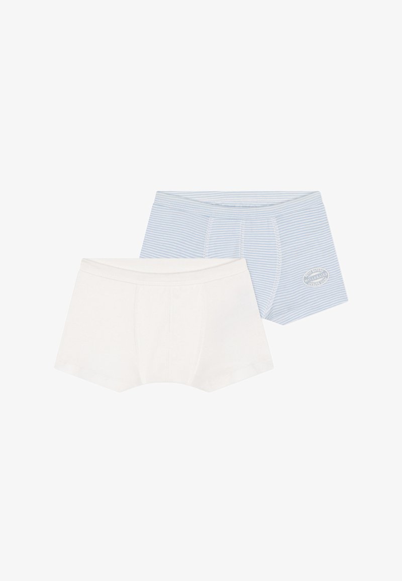 Zwei Paar Boxershorts: eines in einfarbig Weiß und eines in Himmelblau mit dünnen Streifen. Hergestellt aus weichem Baumwollmaterial, mit elastischen Taillenbündchen.