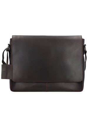 Sac messager en cuir marron avec une fermeture à rabat, une sangle ajustable et une petite étiquette. Texture lisse avec des lignes épurées et un minimalisme dans les détails.