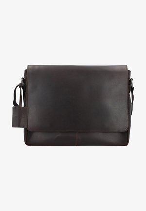 Bolsa mensajera de cuero marrón con cierre de solapa, correa ajustable y una pequeña etiqueta. Textura suave con líneas limpias y un diseño mínimo.