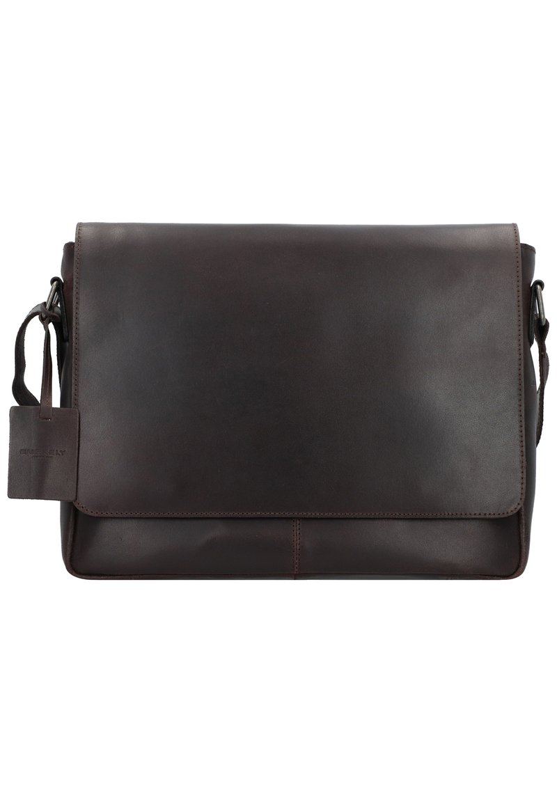 Borsa a tracolla in pelle marrone con chiusura a pattina, strap regolabile e un piccolo tag. Texture liscia con linee pulite e dettagli minimi.