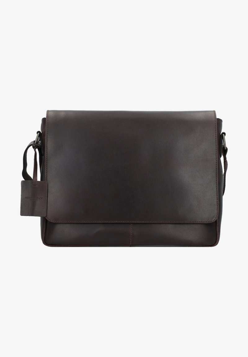 Borsa a tracolla in pelle marrone con chiusura a pattina, strap regolabile e un piccolo tag. Texture liscia con linee pulite e dettagli minimi.