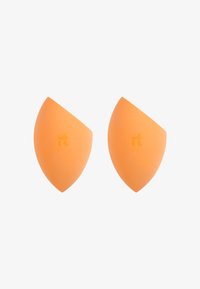 Deux éponges à maquillage orange angulaires avec un bord plat et le logo en relief "rt" sur fond blanc.