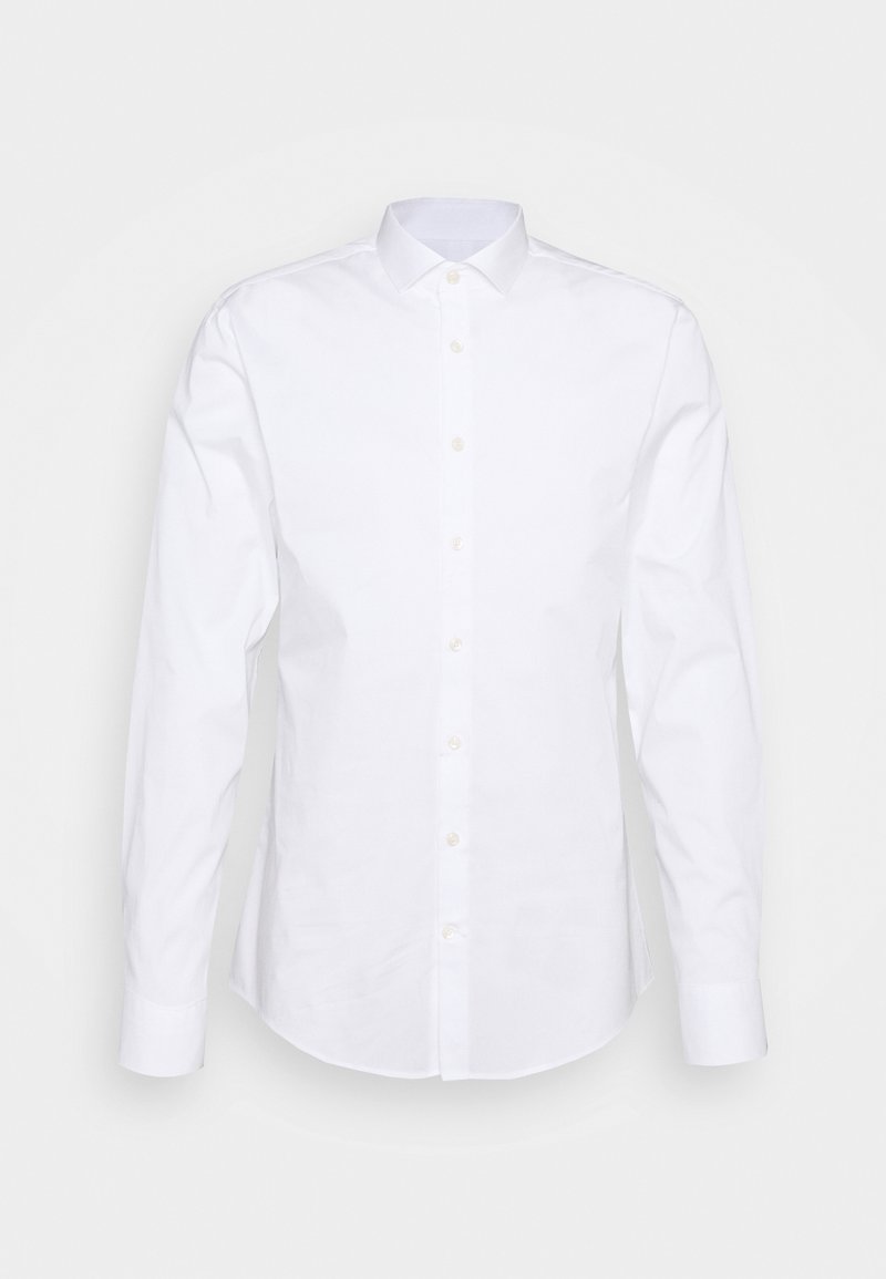 Bijela košulja dugih rukava s gumbima, koja ima šiljastu kragnu i suptilnu teksturu, sa sedam gumba sprijeda i zaobljenim rubom.