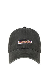 Casquette de baseball en coton noir avec une visière incurvée et un patch brodé "DC SHOES" en violet et jaune à l'avant.
