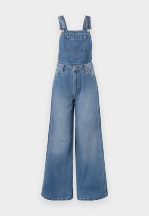 Jasnoniebieskie ogrodniczki z szerokimi nogawkami, regulowanymi ramiączkami, przednią kieszenią i srebrnymi detalami. Materiał ma subtelną teksturę.