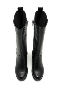 Botas de cuero negro hasta la rodilla con un acabado liso, punta redonda, paneles laterales elásticos y cierres de cremallera; cuentan con una tira en la caña.