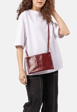 CLIO, CLYDE CRINKLE PATENT - Sac bandoulière - burgundy