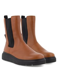 Stivali in pelle marrone alla caviglia con pannelli elasticizzati neri e linguette di trazione, dotati di una suola in gomma nera con presa testurizzata.