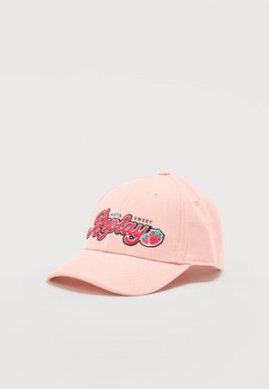 Hellrosa Baseballkappe mit der roten und schwarzen Stickerei "Hot & Sweet Replay" sowie einer kleinen Erdbeer-Grafik auf der Vorderseite.