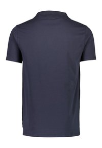 Polo de manga corta en azul marino hecho de algodón. Presenta un cuello plano y un dobladillo recto, sin logotipos ni patrones visibles en la parte posterior.