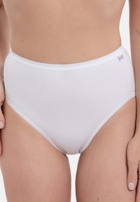 Weiße hochgeschnittene Unterwäsche aus weichem, glattem Baumwollstoff mit einem gestreiften elastischen Bund und einem kleinen Markenetikett an der Seite.