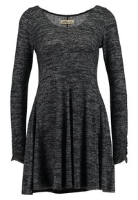 Sukienka z długim rękawem w czarno-szarym melanżowym dzianinie. Posiada okrągły dekolt, rozkloszowany dół oraz marszczone detale na rękawach.