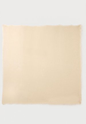 Vaaleanbeige neliöhuivi, jonka reunat ovat rispaantuneet, asetettuna tasaiselle valkoiselle pinnalle.