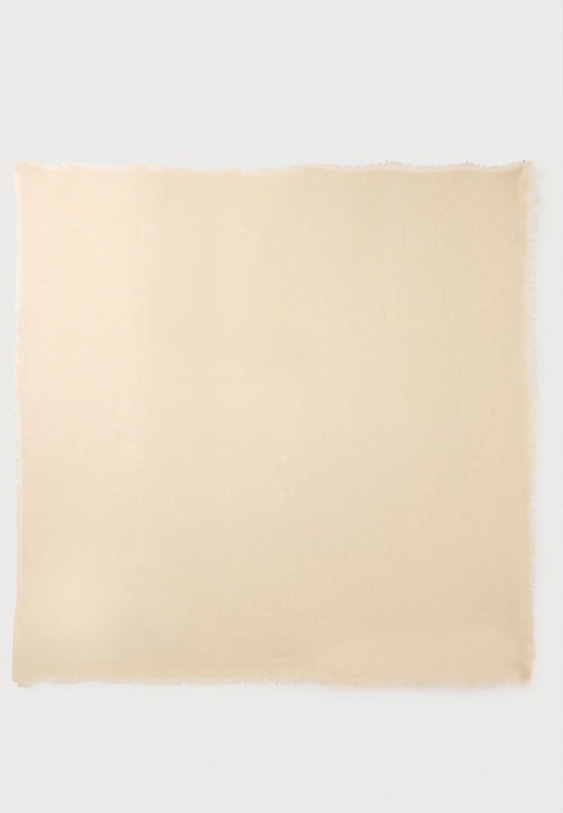 Ανοιχτό μπεζ τετράγωνο φουλάρι με φθαρμένες άκρες τοποθετημένο επίπεδα σε λευκή επιφάνεια.