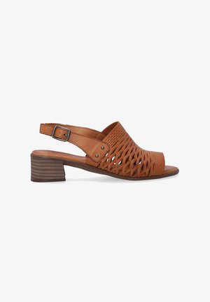 Tan læder slingback sandal med vævet udskæring design, åben tå og en lav blokhæl med en tekstureret overflade. Justerbar spænde detalje.