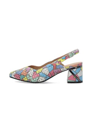 Slingback schoen met kleurrijk abstract patchworkpatroon, spits toelopende neus, lage blokhak en verstelbare enkelriem met gesp.
