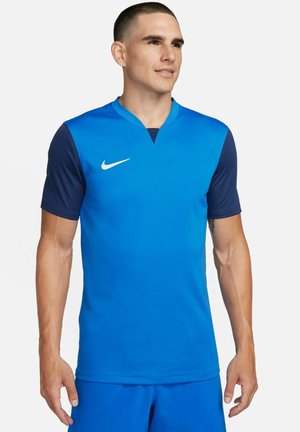 Blauw Nike trainingsshirt met een V-halsontwerp, korte mouwen en contrasterende marineblauwe mouwen. Gemaakt van een glad, ademend materiaal.