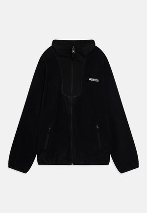 Casaco de fleece preto com colarinho alto, fecho éclair na frente, dois bolsos laterais com fecho éclair e um logótipo no lado esquerdo do peito. Textura suave.
