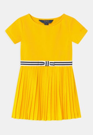 Short-sleeve yellow dress made of soft fabric, featuring a pleated skirt and a striped waistband with a bow detail.