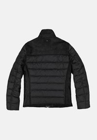 Mustat takki, jossa on paksu tikattu muotoilu, ja selässä sekä hartioissa sileä kangas. Pystykaulus ja vetoketjukiinnitys alareunassa.