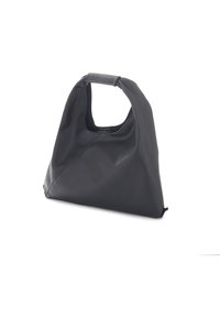 Borsa a tracolla triangolare in pelle nera con manico corto e struttura morbida e flessibile su uno sfondo bianco.