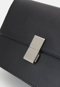 Vero Moda VMTARA CROSS OVER - Soma ar siksnu pāri ķermenim - black