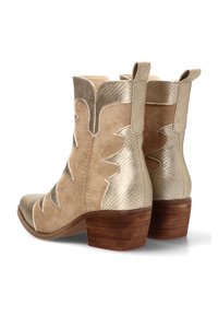Botines de ante en color suela con acentos metálicos dorados, con un diseño en zigzag. Tacones en bloque y detalle texturizado de patrón de serpiente en los laterales.