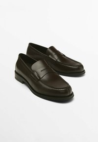 Bruine leren loafers met een moccasin-stijl ontwerp, voorzien van een gestikte neus, een band over de wreef en een lage rubberen hak.