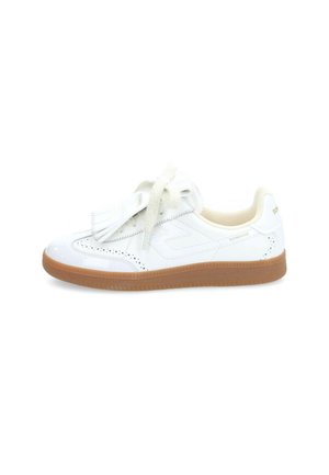Baskets blanches en cuir avec des accents texturés, des détails perforés et une semelle marron clair. Elles disposent de lacets plats et d'un col rembourré.