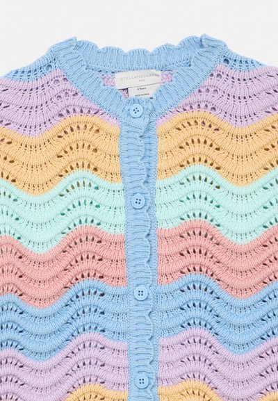Barnejakke i strikk med pastellfargede bølgestriper i flere farger, blå knappestolpe og krage, merket for 6 år.