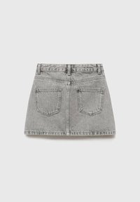 Siva denim mini krilo s razširjeno obliko, dvema zadnjima žepoma in vidnim pasom. Tekstura je klasičen denim s svetlim pranjem.